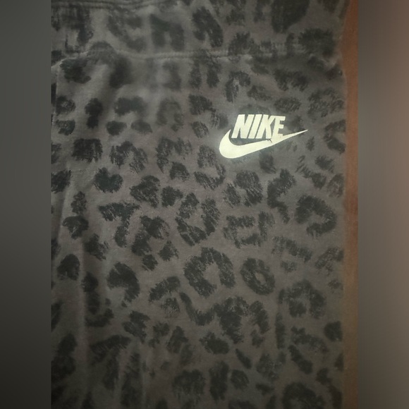 NIKE grey/black Cheetah print yoga, active athletic leggings - Picture 4 of 6